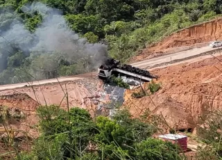Carreta pega fogo após tombar no desvio da BR 101 e rodovia fica parcialmente interditada