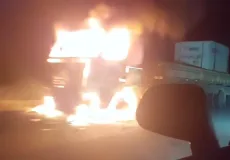 Carreta pega fogo na BR-101; Motorista sofre queimaduras leves