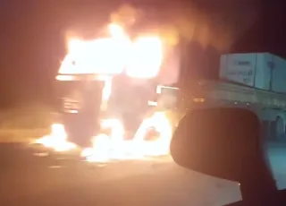 Carreta pega fogo na BR-101; Motorista sofre queimaduras leves