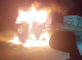 Carreta pega fogo na BR-101; Motorista sofre queimaduras leves