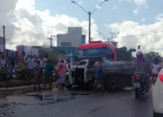 Carreta que causou o acidente que matou o jovem Thiago se envolve em novo acidente em Teixeira de Freitas