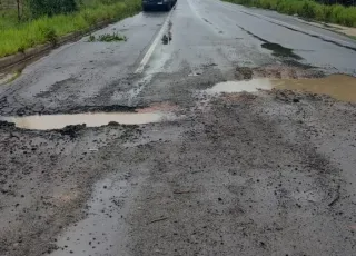 Carretas da Suzano são paradas em protesto na BR 418. 