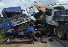 Carretas ficam destruídas após colidirem de frente na BR-101, em Itabatã