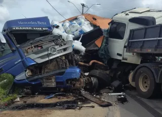 Carretas ficam destruídas após colidirem de frente na BR-101, em Itabatã