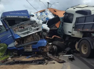Carretas ficam destruídas após colidirem de frente na BR-101, em Itabatã