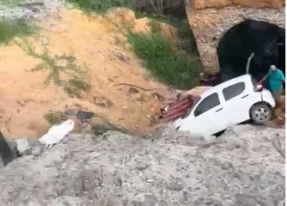 Carro cai em cratera aberta pela chuva na BR 418 em Caravelas