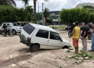 Carro cai em enorme buraco no Centro