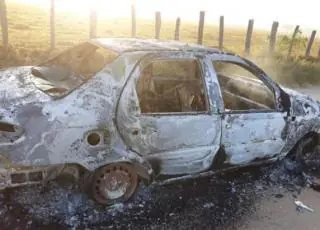 Carro carbonizado com corpo dentro é encontrado em Porto Seguro