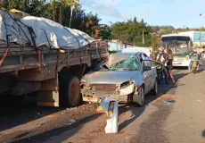 Carro colide com caminhão e fica preso na traseira em acidente no Bairro São Bernardo, em Itamaraju