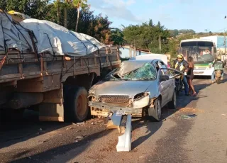 Carro colide com caminhão e fica preso na traseira em acidente no Bairro São Bernardo, em Itamaraju