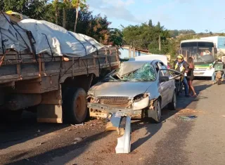 Carro colide com caminhão e fica preso na traseira em acidente no Bairro São Bernardo, em Itamaraju