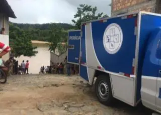 Carro com cinco pessoas desce ladeira e cai no Jequitinhonha em Itapebi. Uma pessoa morreu e uma está desaparecida