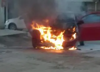 Carro com mãe e filhos pega fogo no Colina Verde, Veja vídeo