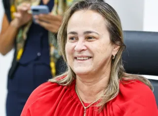 Carro da prefeita de cidade baiana é alvo de tiros