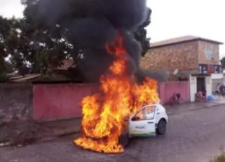 Carro da prefeitura do Prado é destruído pelo fogo