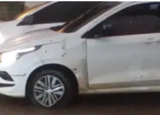 Carro de diretor de presídio é crivado de balas em Eunápolis; motorista foi baleado