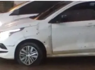 Carro de diretor de presídio é crivado de balas em Eunápolis; motorista foi baleado