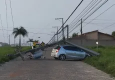 Carro derruba poste em acidente no Loteamento Nanuque