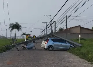 Carro derruba poste em acidente no Loteamento Nanuque