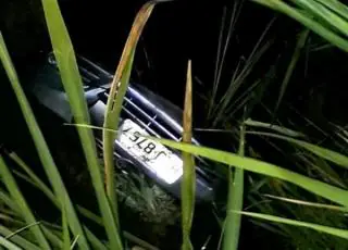 Carro é encontrado submerso em córrego na BR 101