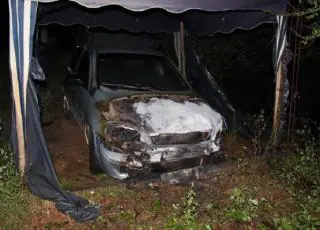 Carro é incendiado em Medeiros Neto; polícia investiga
