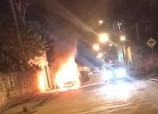 Carro fica destruído após pegar fogo na entrada do bairro Nova América; veja vídeos