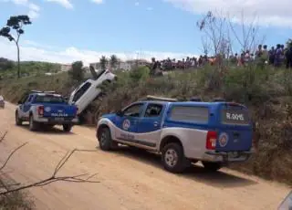 Carro usado por bandidos bate durante perseguição policial; suspeito é baleado