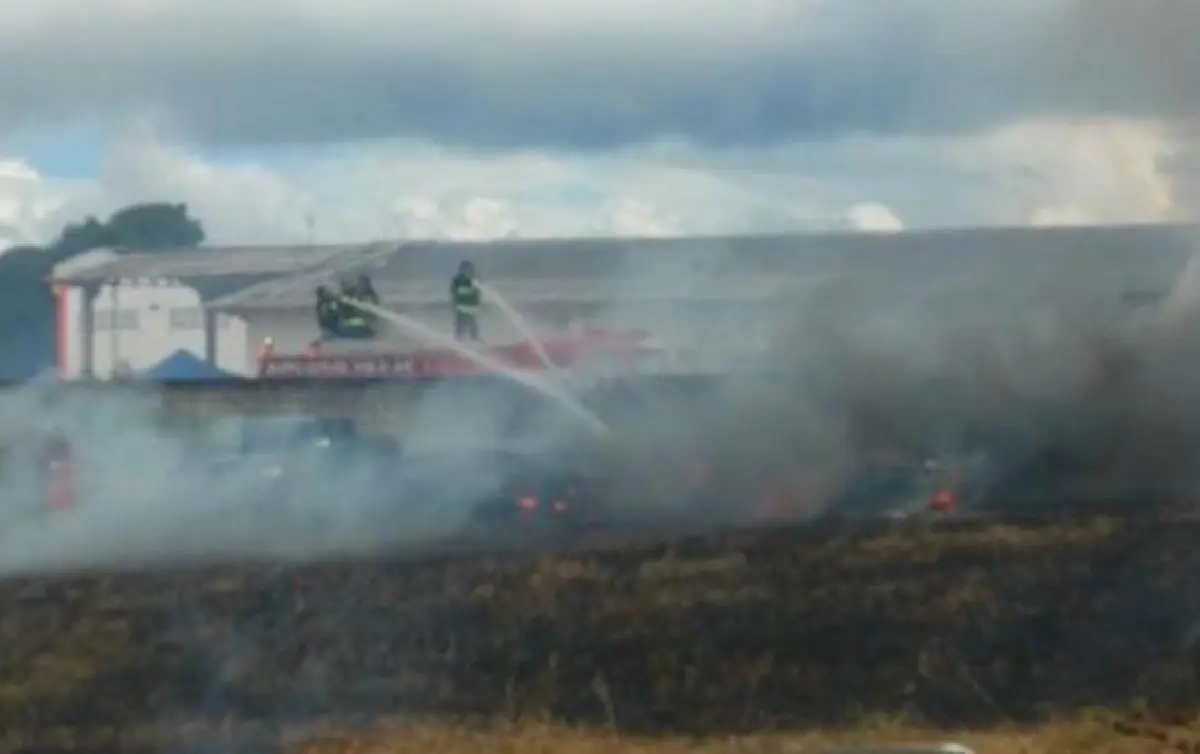 Carros são destruídos durante incêndio no pátio do Detran em Teixeira
