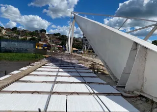 Cartão-postal: Prefeitura de Medeiros Neto avança na instalação de passarela na ponte do centro