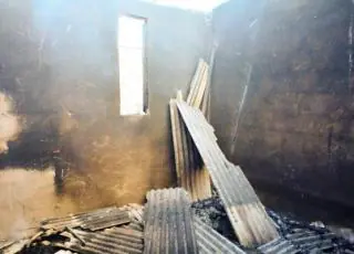 Casa do assassino de  criança de 11 anos durante assalto na Bahia é incendiada