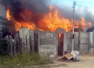 Casa é consumida pelo fogo em Itabela e morador perde tudo em poucos minutos