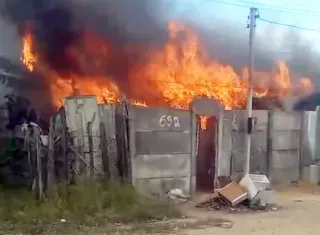 Casa é consumida pelo fogo em Itabela e morador perde tudo em poucos minutos