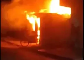 Fogo destroi casa  em Eunápolis