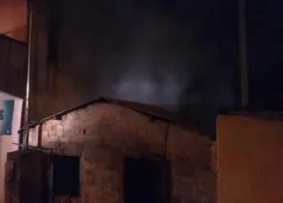 Casa pega fogo e idoso morre carbonizado em  Teixeira de Freitas