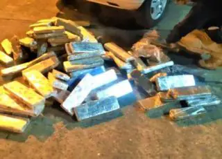 Casal de traficantes é preso em Eunápolis transportando 123 barras de maconha escondidas no porta-malas