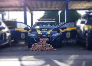 Casal de traficantes é preso transportando 60 barras de maconha escondidas em fundo falso de veículo