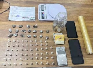 Casal é detido com cocaína, maconha e celulares em Santa Cruz Cabrália