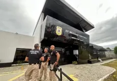 Casal é encontrado morto a tiros em estacionamento de mercado na Bahia