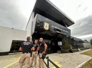 Casal é encontrado morto a tiros em estacionamento de mercado na Bahia