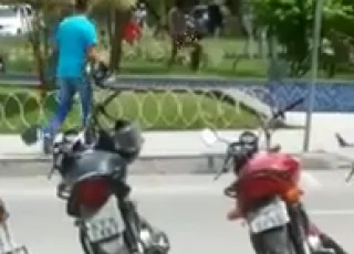 Casal é flagrado tendo relações sexuais à luz do dia em praça pública na cidade de Cruz das Almas