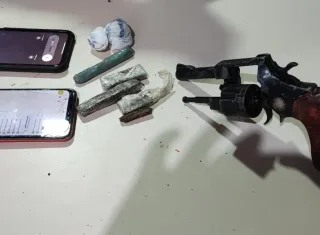 Casal é preso com droga e arma em Medeiros Neto