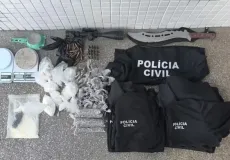 Casal é preso com mais de mil porções de drogas, munições de fuzil e camisas falsificadas da Polícia Civil em Salvador