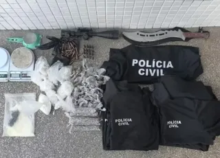 Casal é preso com mais de mil porções de drogas, munições de fuzil e camisas falsificadas da Polícia Civil em Salvador