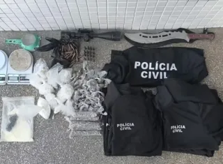 Casal é preso com mais de mil porções de drogas, munições de fuzil e camisas falsificadas da Polícia Civil em Salvador