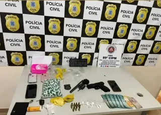 Casal é preso e arma, simulacro de arma e drogas são apreendidos em Posto da Mata