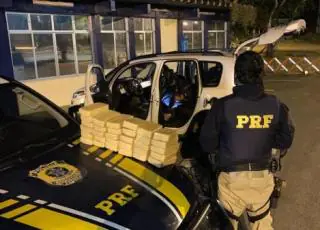 Casal é preso pela PRF transportando 40 kg de pasta base de cocaína escondida no assoalho do veículo