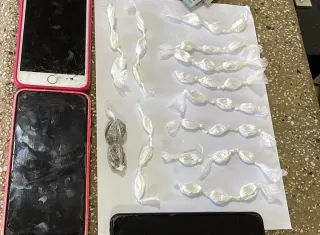 Casal é preso por tráfico de drogas em Duque de Caxias, Teixeira de Freitas.
