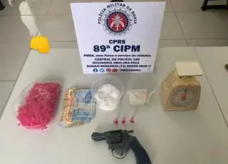 Dupla é presa por tráfico de drogas em Itabatã; Arma e drogas foram apreendidas