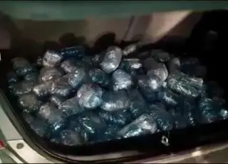 Casal é preso transportando 25 Kg de maconha em carro de parente