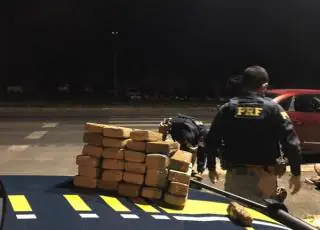 Casal é preso transportando quase 30 Kg de maconha em caixas de papelão; veja o vídeo